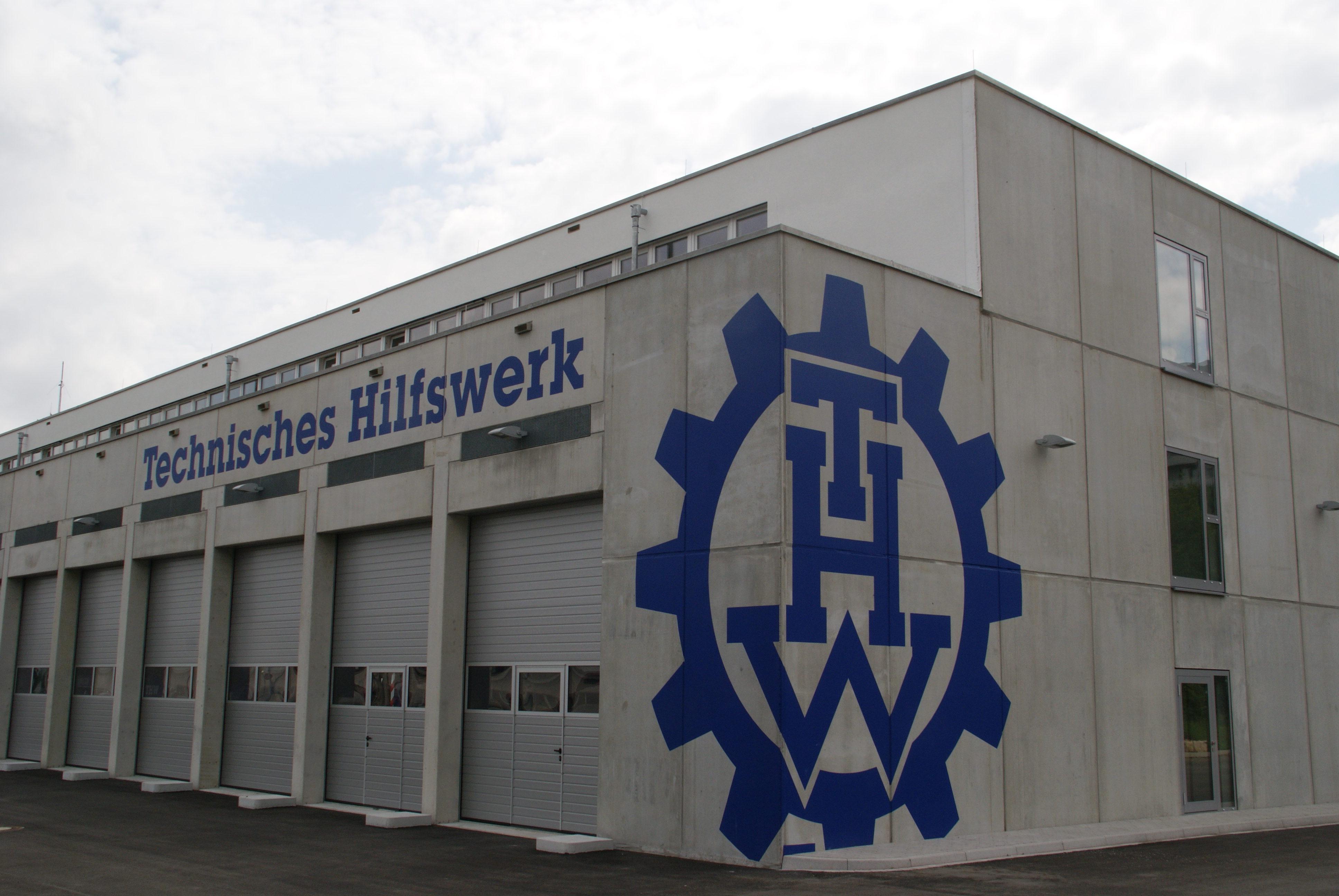 Die THW-Liegenschaft in Stuttgart beinhaltet neben dem Landesverband Baden-Württemberg auch die Geschäftsstelle und den Ortsverband Stuttgart.