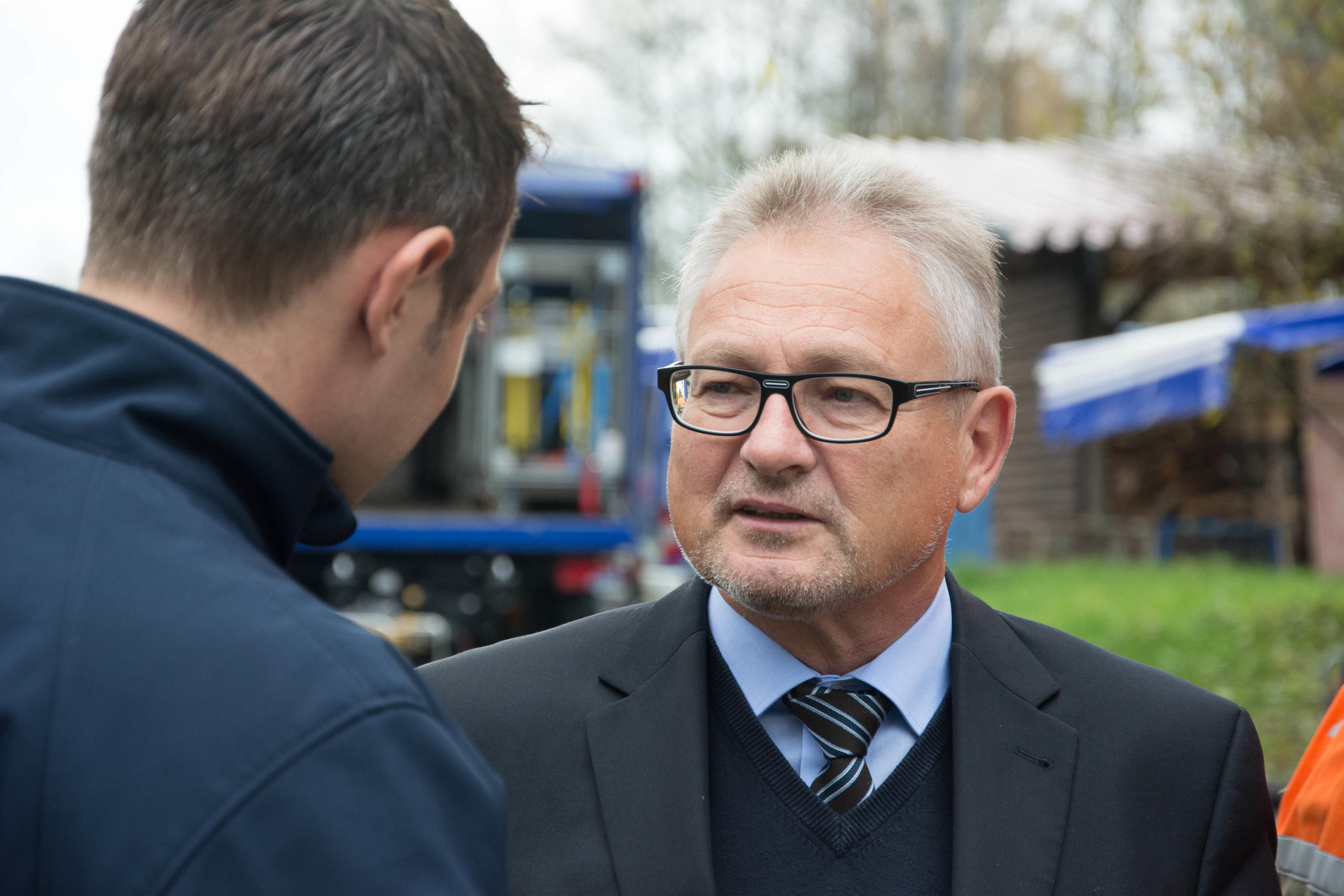 MdB Lothar Riebsamen im Gespräch mit Zugführer Matthias Gruber.