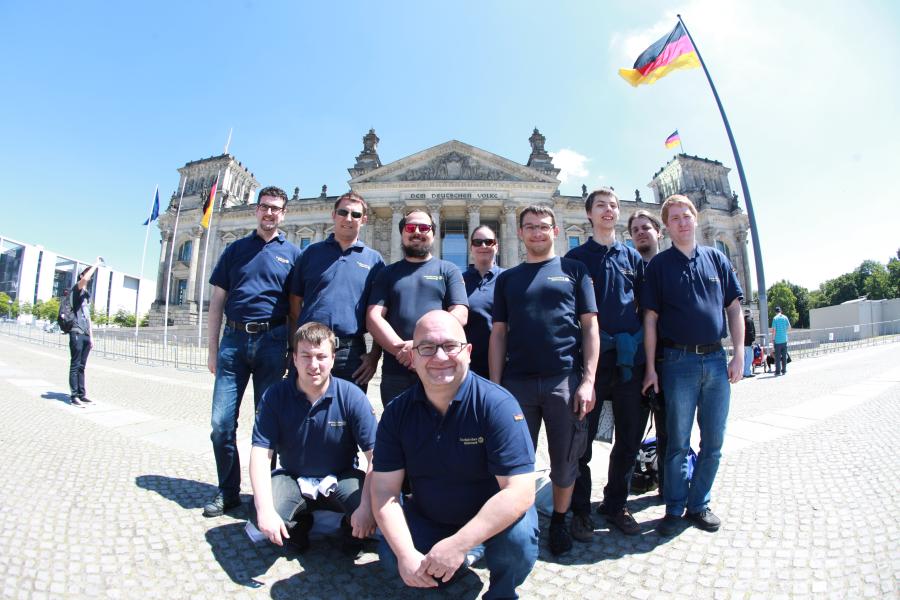 Gruppenbild des THW Friedrichshafen vor dem Reichstagsgebäude