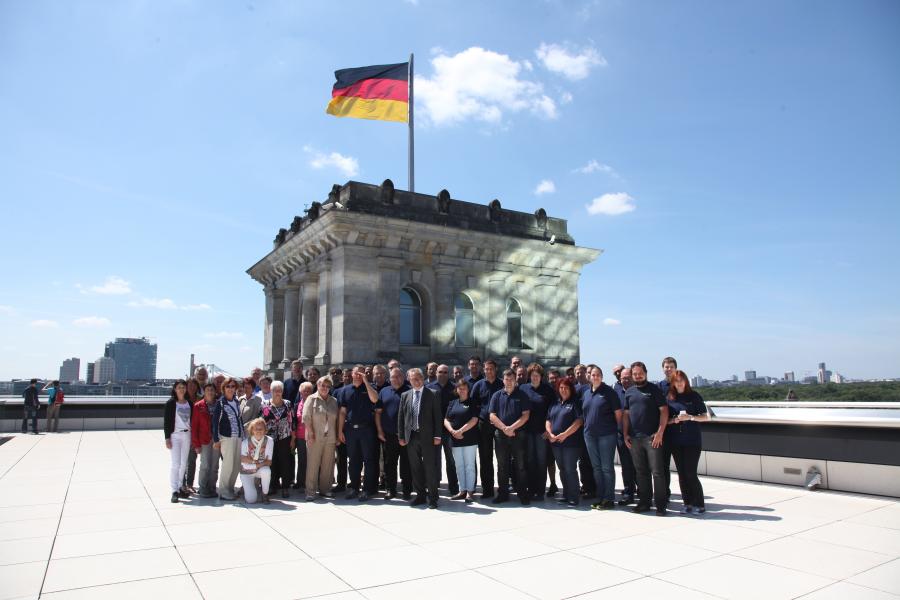 Gruppenbild auf dem Dach des Reichstags zusammen mit dem MdB Lothar Riebsamen